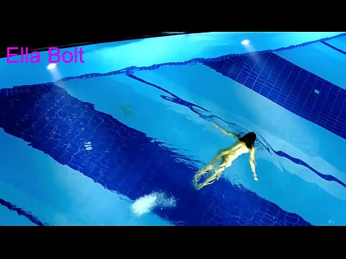 ❤️ Non podo deixar de mirar, unha moza loira que é sorprendida nadando espida na piscina do resort ELLA BOLT ❤️❌ Porno fb na pornografía gl.sexflashgame.ru ❌❤